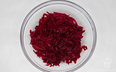 Натрите свеклу на крупной терке, мелко нарежьте чеснок, измельчите орехи ножом. Нарезка может быть разной, ее размер зависит от вашего желания.