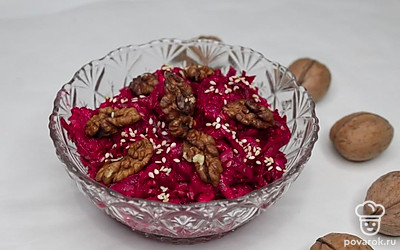 Подавайте салат в салатнице или порционно в белых или прозрачных тарелках, это выгодно подчеркнет его цвет. Сверху украсьте ядрами орехов, веточкой зелени, мяты или базилика.