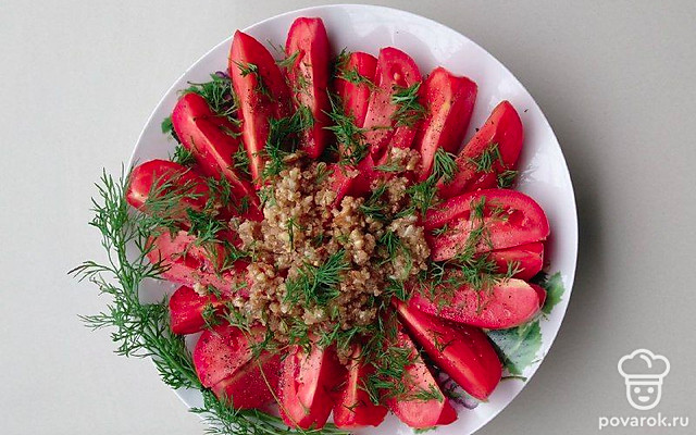 Салат с помидорами с добавлением орехово-чесночного соуса — Рецепт с фото