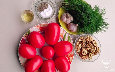 Промойте тщательно помидоры, вырежьте аккуратно сердцевины. Очистите и также хорошо промойте орехи и чеснок. Нарежьте мелко укроп.