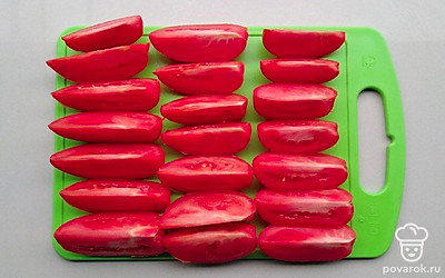 Нарежьте помидоры дольками. Блендером измельчите очищенные орехи и чеснок. Добавьте к ним растительное масло и тщательно все перемешайте. Оставьте соус на 15 минут настояться, чтоб орехи и чеснок впитали в себя масло.