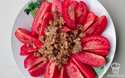 На нарезанные дольками помидоры, сверху выложите заправку и посыпьте мелко нарезанным укропом. Накройте пленкой блюдо и поставьте его в холодильник на 10 минут, для того чтобы помидоры пустили сок и заправка пропиталась соком помидоров.