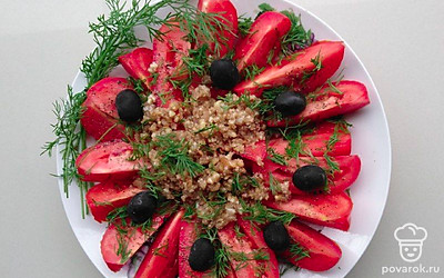 Украсьте готовый салат маслинами и свежей зеленью. При желании его можно полить лимонным соком или добавить сверху кунжута. Подать можно как отдельным блюдом, так и небольшим дополнением в виде закусочного варианта.