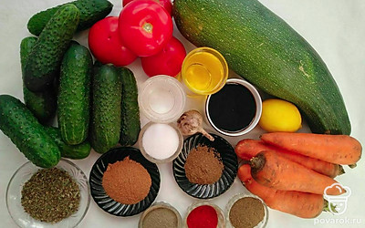 Морковь помойте, отчистите, натрите на крупной терке вдоль. Остальные овощи помойте, отчистите, нарежьте кубиками 3*3. Банки для закатки промойте с моющим средством и простерилизуйте в духовом шкафу, в микроволновке или в кипящей воде.