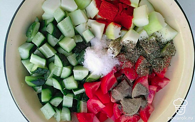 Поставьте под пресс и уберите в холодильник примерно на 1 час, пока сок не появится. В нарезанные овощи добавьте соль, перец, паприку, суш базилик, уксус, лимонный сок, перемешайте хорошенько и оставьте на 1 час.