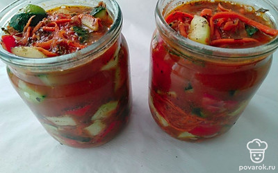 Поставьте банки в кастрюлю с водой так, чтобы вода была по плечики банки. Доведите воду до кипения и кипятите банки 20 минут. Затем закатайте, переверните до полного остывания и уберите в темное место.