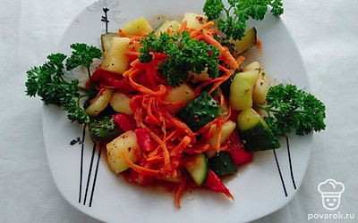 Подайте овощами с любой крупой: гречкой, рисом или макаронами. Блюдо получится более сытным и идеально подойдет в качестве полноценного обеда или ужина. Также, чтобы разнообразить питание, возьмите пшеничные лепешки или тортилии и подайте с овощным гарниром.