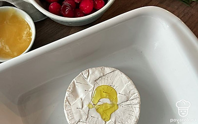 В сыре сделайте несколько отверстий ножом. Смажьте оливковым маслом и уберите в духовку на 10 минут при 180 градусах. Внутри сыр будет горячим и тянущимся.