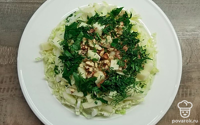 Сыр нарежьте кубиками и выложите на салат, посыпьте рублеными орехами и зеленью. Посолите салат и полейте маслом грецкого ореха.