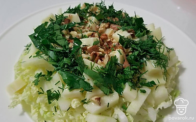 Подавайте салат к столу сразу, как только он будет готов. Вместо соли можно использовать деактивированные сухие дрожжи со вкусом сыра.