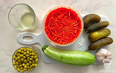 Консервированный горошек процедите от жидкости. Чеснок разделите на зубчики и счистите шелуху. Кабачок промойте и обсушите. Если кабачок немолодой, то обязательно очистите от кожуры.