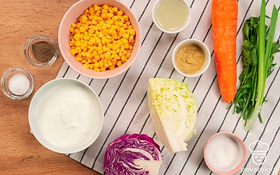 Капусту промойте и удалите поврежденные листья. Зелень петрушки промойте. Морковь очистите и промойте.