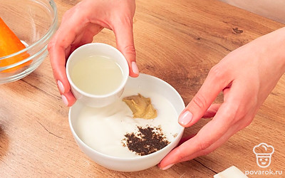 Приготовьте соус. В глубокой миске смешайте йогурт, горчицу, перец и лимонный сок. Размешайте, добавьте сахар. Соль добавлять не нужно, ее вы добавите в овощи. Дайте заправке настояться, пока режете овощи и зелень.