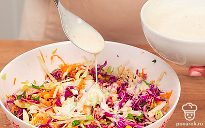 Соедините все ингредиенты. Слейте с кукурузы жидкость. Добавьте кукурузу в миску с овощами. Смешайте все ингредиенты и полейте заправкой. Перемешайте.