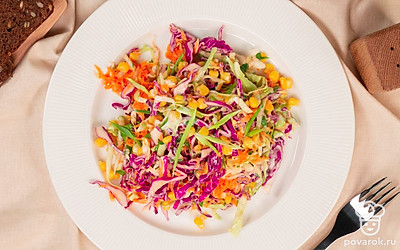 Перед подачей украсьте салат мелко порезанным зеленым луком.