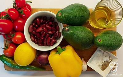 Очистите от шелухи лук и чеснок. Отделите помидоры от хвостиков и помойте. Сполосните под проточной водой перец и авокадо и обсушите все ингредиенты на бумажном полотенце.