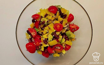 Возьмите небольшую емкость для соуса и соедините в ней оливковое масло, лимонный сок, соль и перец. В глубокую тарелку переложите все ингредиенты, добавьте заправку, все тщательно перемешайте.