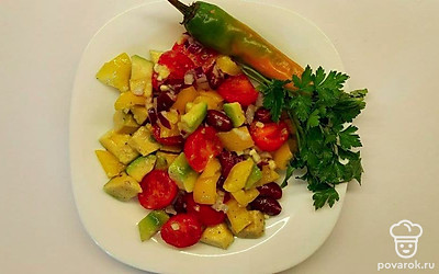 Подавайте салат на светлой однотонной тарелке, для того чтобы подчеркнуть яркость его компонентов. Украсьте порцию свежей зеленью и стручковым перцем.