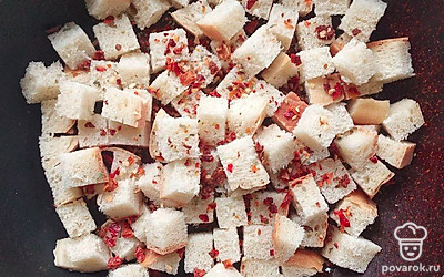 Нарезанные сухари помешайте хорошо в специях и просушите на сковороде в течение 20 минут. Куриный окорок нарежьте на небольшие кусочки, нарезанные оливки выложите вместе с морковью, кукурузой, горошком, фасолью и сухариками на большую тарелку.