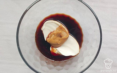 Для приготовления соуса смешайте соевый соус, горчицу и майонез, добавьте его в тарелку к другим ингредиентам и перемешайте. Порционно выложите на тарелку промытые и высушенные листы салата, а поверх них выложите сам салат.