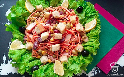 К салату можно добавить крупные ломтики лимона и также полить весь салат лимонным соком. Также можно добавить целые маслины. При желании посыпьте салат кунжутом и семенами льна или же паприкой, но в небольшом количестве.