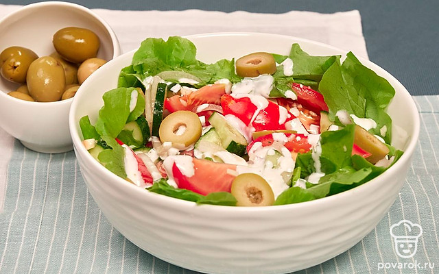 Салат с малосольными огурцами — Рецепт с фото