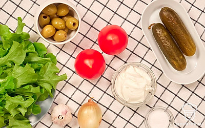 Хорошо промойте листья салата и обсушите их на бумажных полотенцах, порвите руками. Вымойте помидоры, удалив плодоножки. Сполосните укроп и стряхните с него лишнюю воду, мелко измельчите. Почистите лук и чеснок.