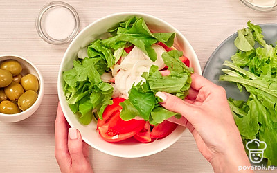 Приготовьте салат. Смешайте измельченные ингредиенты. Добавьте к овощам листья салата. Посолите салат и заправьте его сметаной.