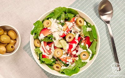 Яркий летний салат с малосольными огурцами и помидорами осторожно перемешайте и подавайте в салатнике, украсив зелеными оливками.