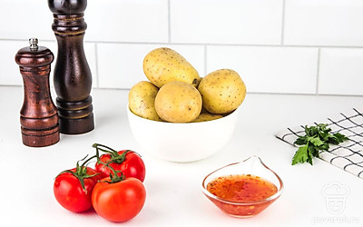 Картофель и помидоры помойте и просушите бумажным полотенцем. Подготовьте 1 кг соли для запекания. Разогрейте духовку до 180°С-200°С.