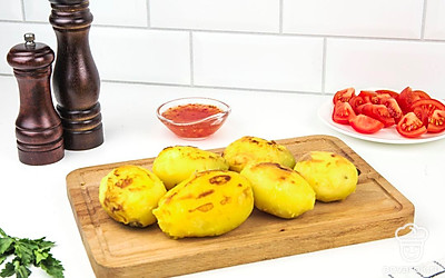 С остывшего картофеля снимите кожуру.