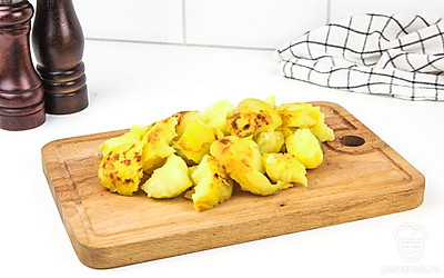 Картофель нарежьте на крупные кусочки размером 2,5 -3,5 см.