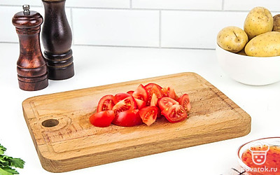 Помидоры нарежьте дольками размером 1,5 – 2 см.