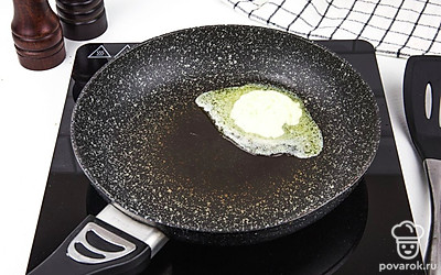 Разогрейте сковороду с кусочком сливочного масла.