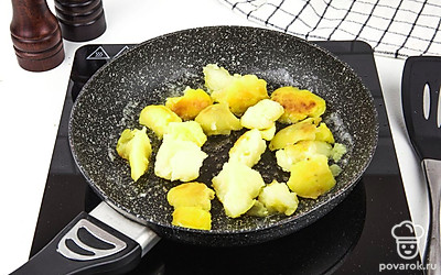 В разогретую сковороду положите картофель. Обжарьте его до золотистой корочки в течение 5 минут.