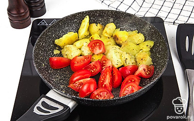 Добавьте помидоры в сковороду.