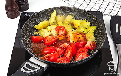 Добавьте кисло-сладкий соус, все тщательно перемешайте.Добавьте соль и черный молотый перец по вкусу. Обжаривайте овощи в течение 10 минут.