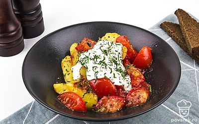 Подайте блюдо, украсив сметаной и мелко нарубленной зеленью. Приятного аппетита.