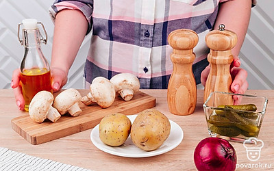 Для приготовления салата предварительно отварите картофель в мундире. Для удобства выложите все ингредиенты на стол. Подготовьте шампиньоны: промойте их под проточной водой, срежьте верхний слой шляпки, обновите срез ножки, удалите темные пятна с грибов.