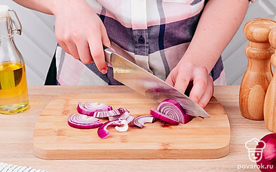 Очистите лук и нарежьте его полукольцами.