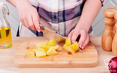 Очистите картофель и нарежьте его крупными кубиками