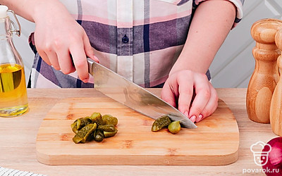 Соленые огурцы также нарежьте крупными кубиками. Если они маленькие – разрежьте их на 4 части.