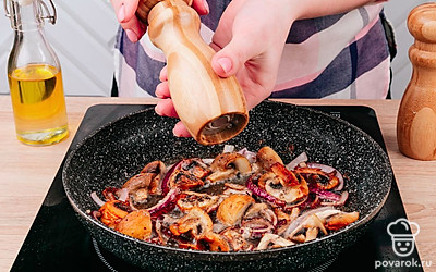 Шампиньоны нарежьте кусочками среднего размера и обжарьте на сковороде, помешивая, в небольшом количестве растительного масла 5 минут. После добавьте перец и соль по вкусу и обжаривайте ингредиенты еще 3 минуты.