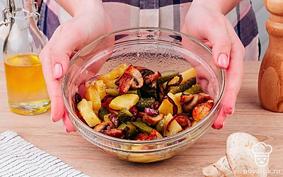 В глубокой миске соедините картофель, огурцы и обжаренные грибы с луком. Заправьте салат 2–3 столовыми ложками растительного масла. Добавьте в миску соль и черный молотый перец по вкусу и аккуратно перемешайте все ингредиенты между собой. Подавать салат можно теплым или холодным.