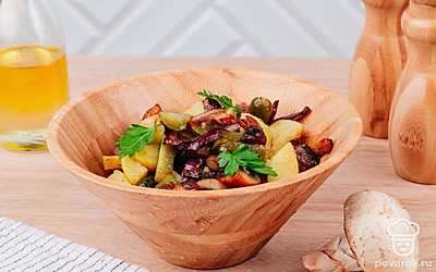 Перед подачей украсьте салат свежей зеленью, например, петрушкой.