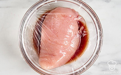 Смешайте в миске мед, соевый соус, рисовый уксус, сушеный чеснок и перец чили. Положите куриное филе в миску. Смажьте его со всех сторон маринадом и оставьте на 30 минут, накрыв миску пищевой пленкой.