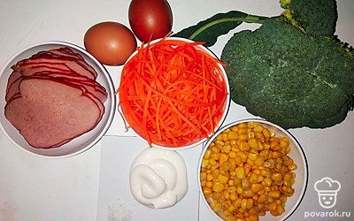 Брокколи помойте холодной водой. Яйца отварите вкрутую; для этого поместите в холодную воду, доведите до кипения и варите в течение 10 минут, затем поместите в холодную воду. Почистите яйца от скорлупы.