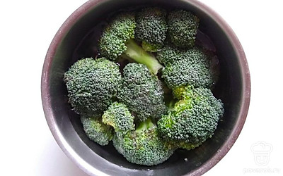 Подготовленную брокколи разберите на крупные соцветия. В кастрюлю налейте воды, доведите ее до кипения и посолите. Поместите в кипящую воду капусту и отварите в течение 5 минут. Откиньте готовую брокколи на дуршлаг, ополосните холодной водой. Разделите на самые мелкие соцветия и выложите в миску.