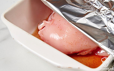 Переложите курицу в форму для запекания. Накройте ее фольгой и отправьте в разогретую до 180°C духовку на 20 минут. 