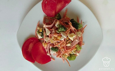 Подавайте салат из брокколи с корейской морковью сразу после приготовления, в качестве холодной закуски. При порционной подаче выложите в плоскую тарелку, украсьте ломтиками свежих помидоров.